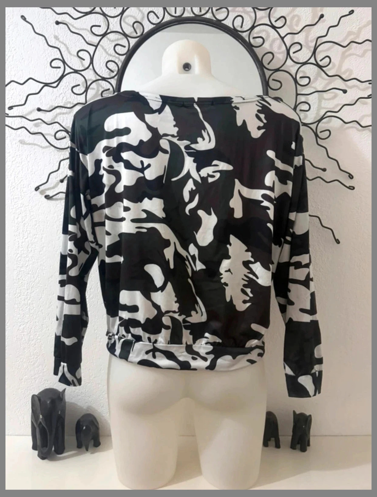 Top Talla Única - Estampado de Camuflaje Negro y Blanco - Cuello Barco - Mangas Largas – photo 2